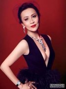 刘嘉玲近照曝光,54岁的她穿衣越来越大胆迷人风韵犹存,网友赞