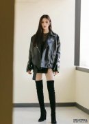 宋妍霏复古皮衣 过膝长靴 烟熏妆,清纯小花也酷范十足