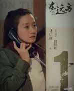 马伊琍短发搭配黑色蕾丝连衣裙,减龄时髦