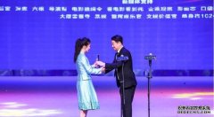 田海蓉穿蓝色西装套裙出席活动,穿搭时尚又优雅