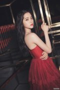 欧阳娜娜穿红色蛋糕裙展现优雅气质写真图片
