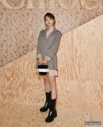 张嘉倪西装外套丝绒裙好吸睛,小女人模样太迷人