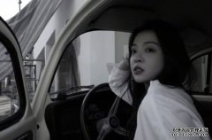 你的二十岁呢?她已经在开800万豪车了,身价足足数十亿