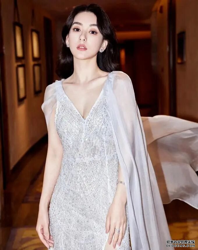 郭富城60大寿方媛晒合照 穿牛仔裤貌美如花 和老公甜蜜比心